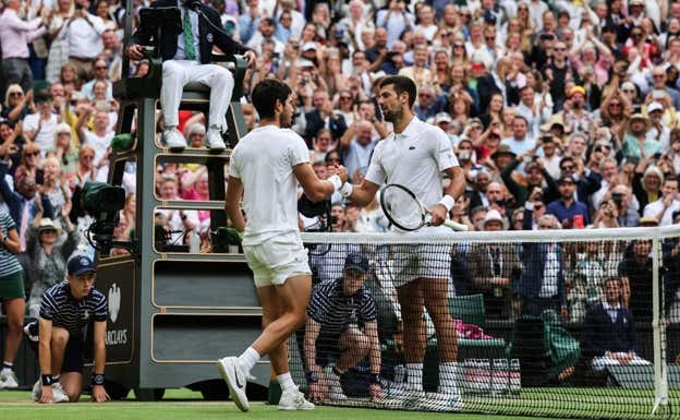 Alcaraz y Djokovic se saludan tras la final de Wimbledon. AFP