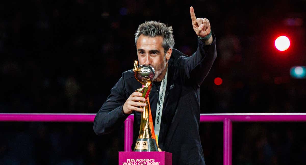 Jorge Vilda, seleccionador nacional, besando el trofeo ganado por España en el Mundial 2023. /TWITTER SEFUTBOLFEM