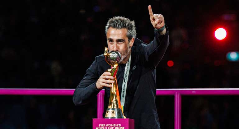Jorge Vilda, seleccionador nacional, besando el trofeo ganado por España en el Mundial 2023.