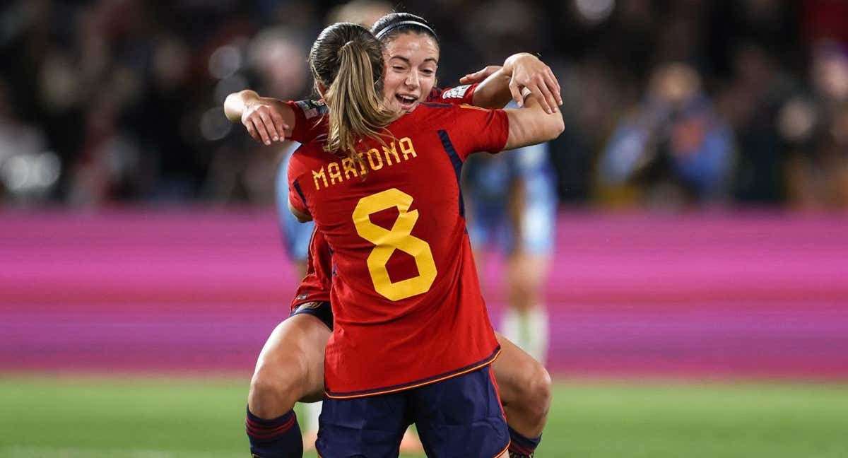 Aitana y Mariona Caldentey celebrando el título. /AFP