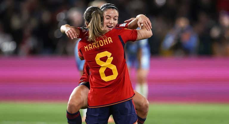 Aitana y Mariona Caldentey celebrando el título.
