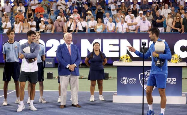 Djokovic y Alcaraz dialogan en la entrega de trofeos. AFP