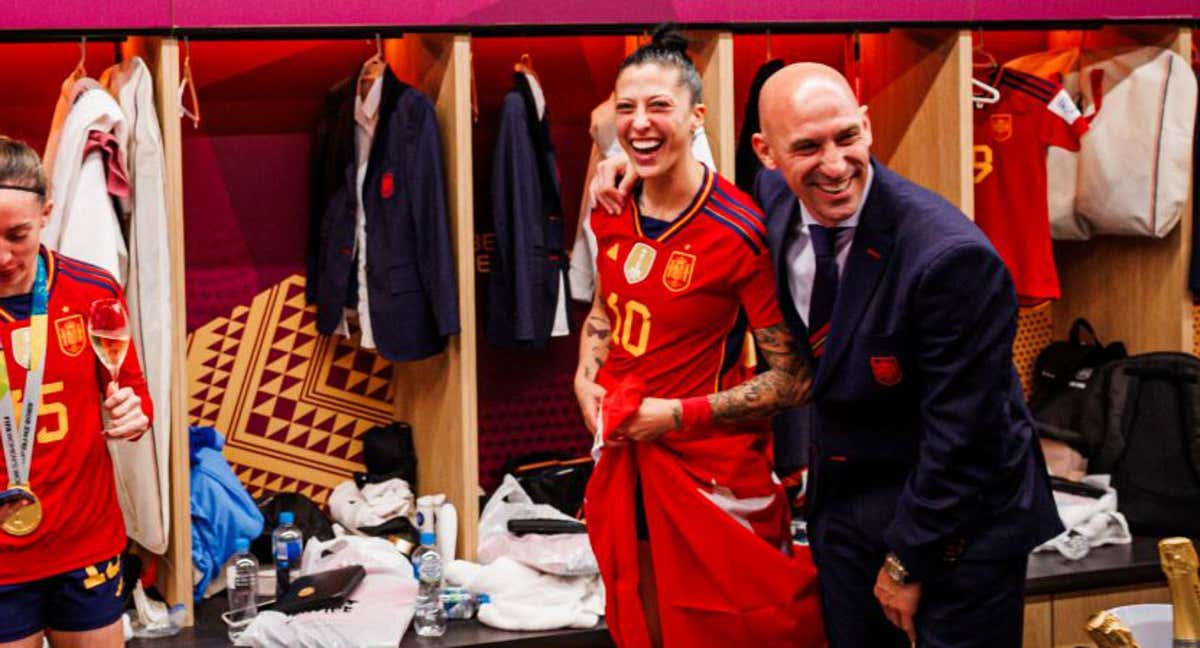 Rubiales, junto a Jenni Hermoso en la celebración en los vestuarios./RFEF