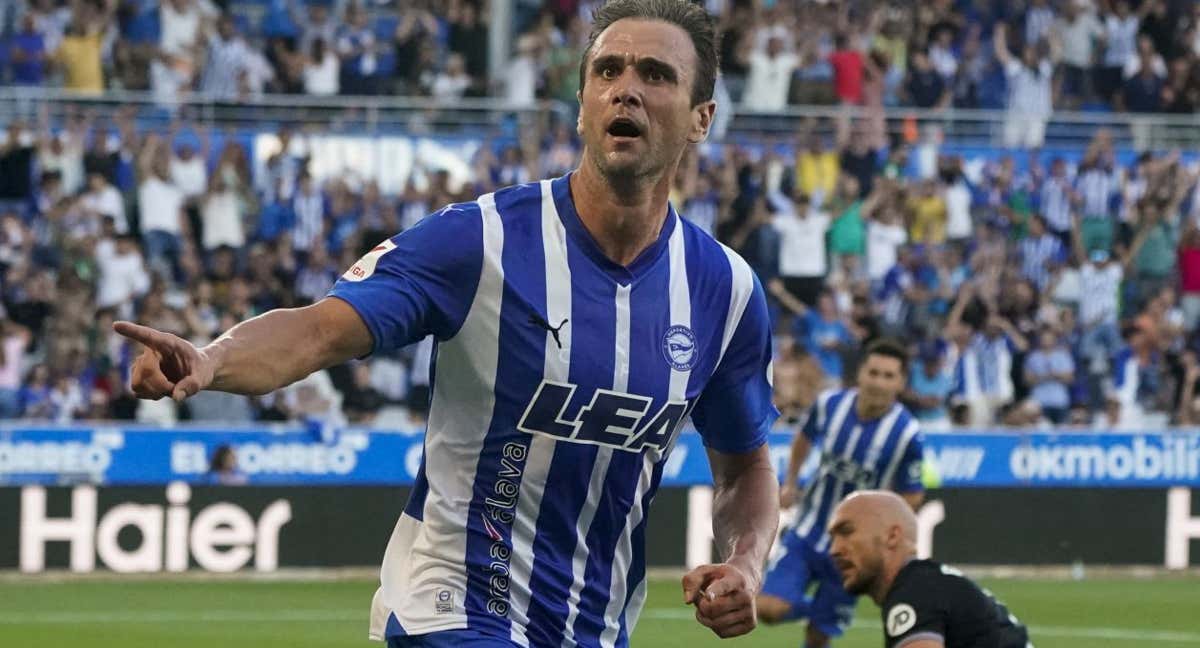 Kike García celebra uno de sus goles ante el Sevilla./EFE