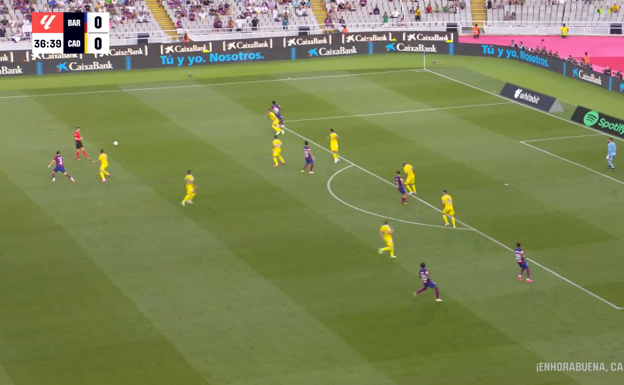 Realiza un mal pase y el Barça queda partido en dos, con los interiores fuera de posición y teniendo que correr hacia atrás.  WYSCOUT