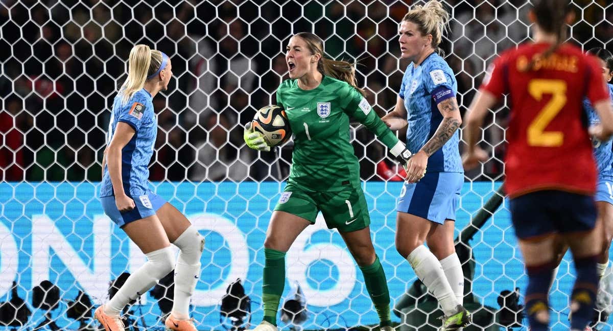 Mary Earps después de parar el penalti contra España. /EFE