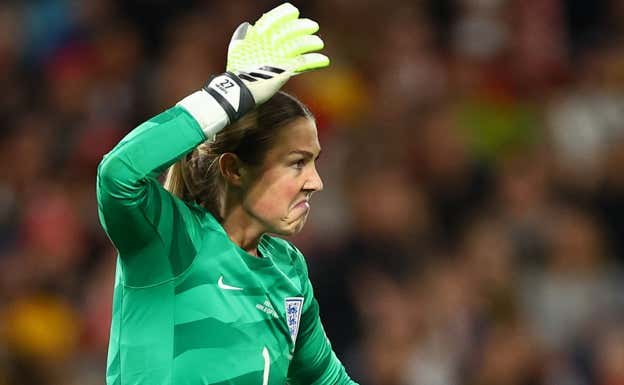 Mary Earps tras parar el penalti a Jenni.  REUTERS