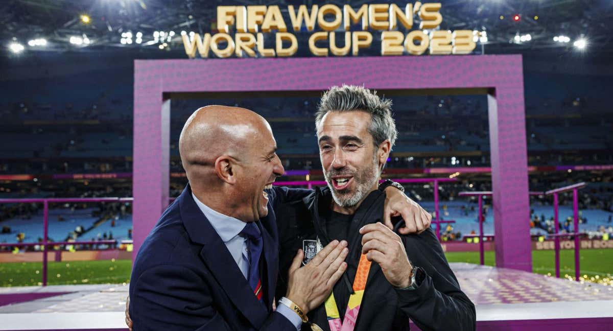 Rubiales felicita al seleccionador Jorge Vilda tras ganar el Mundial en Sídney./EFE
