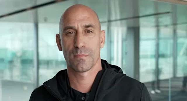 Rubiales claudica ante el Gobierno y escenifica con la boca pequeña sus disculpas por su beso y los insultos