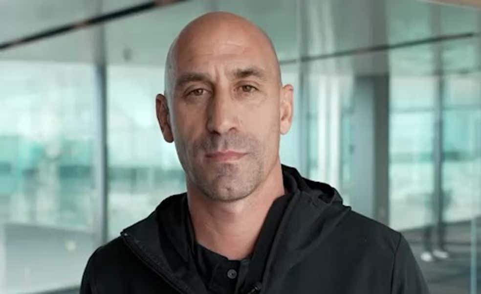 Rubiales claudica ante el Gobierno y escenifica con la boca pequeña sus disculpas por su beso y los insultos