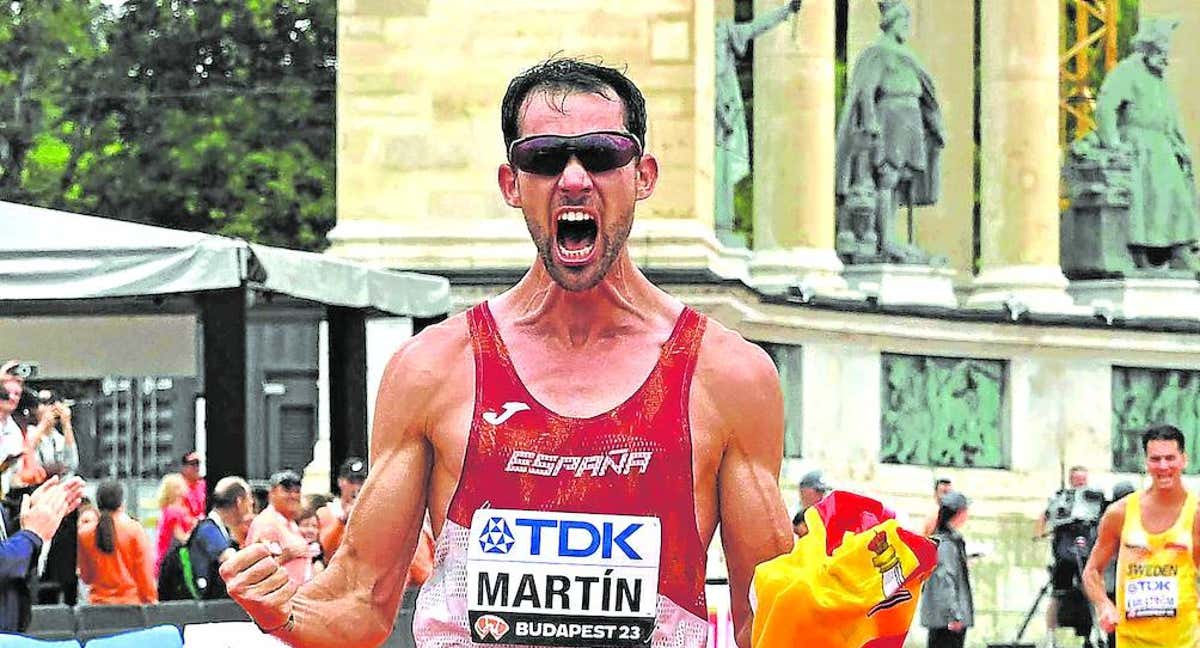 Álvaro Martín (29) entra primero en la meta de los 20 km marcha del Mundial de Budapest. /ATTILA KISBENEDEK / AFP