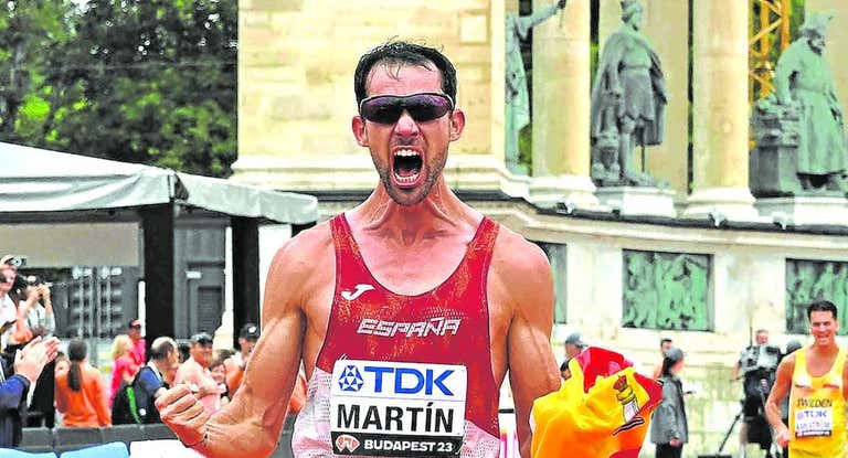 Álvaro Martín (29) entra primero en la meta de los 20 km marcha del Mundial de Budapest.