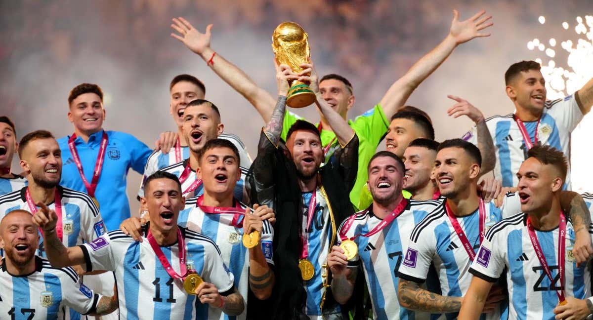 Messi levanta el Mundial en Catar. /
