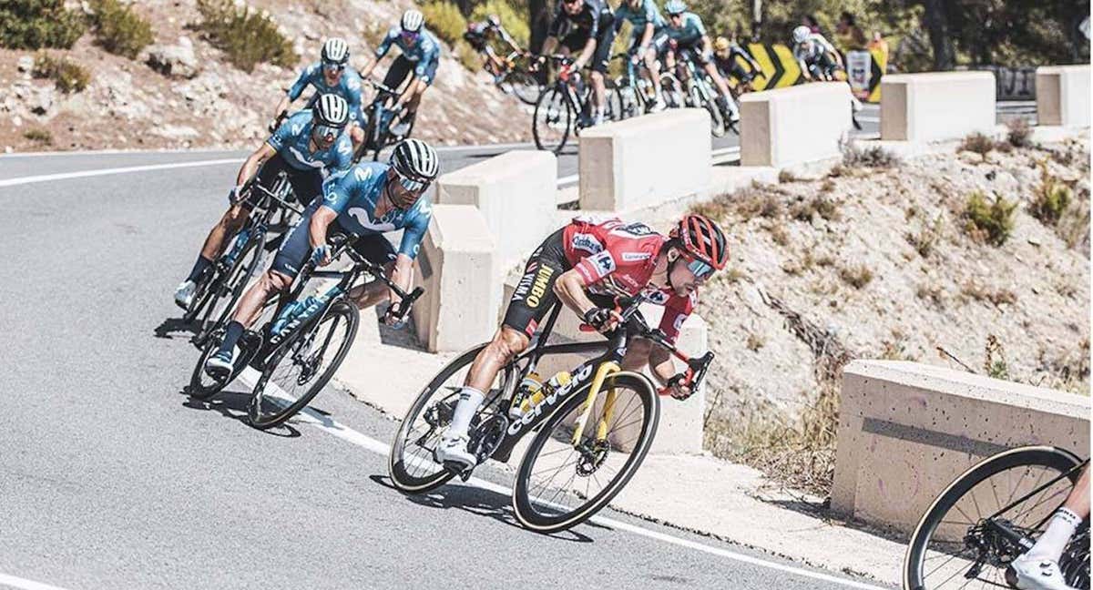 El líder de la Vuelta a España se distingue del resto por el color rojo de su maillot./LA VUELTA