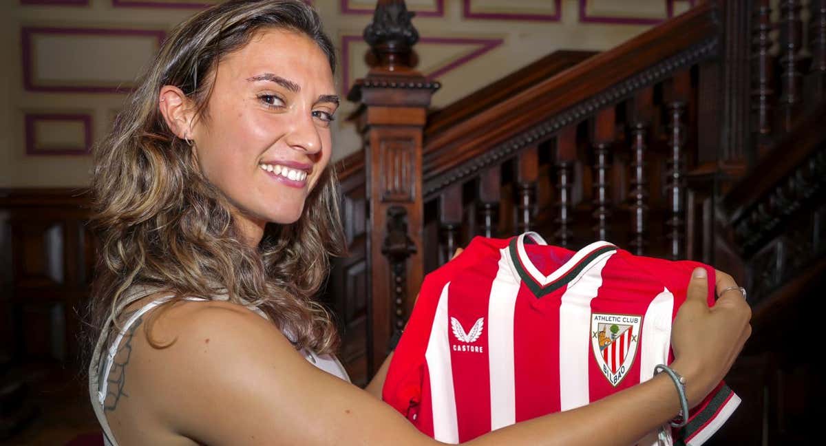 Nahikari posa con la camiseta del Athletic en el Palacio de Ibaigane./Athletic Club