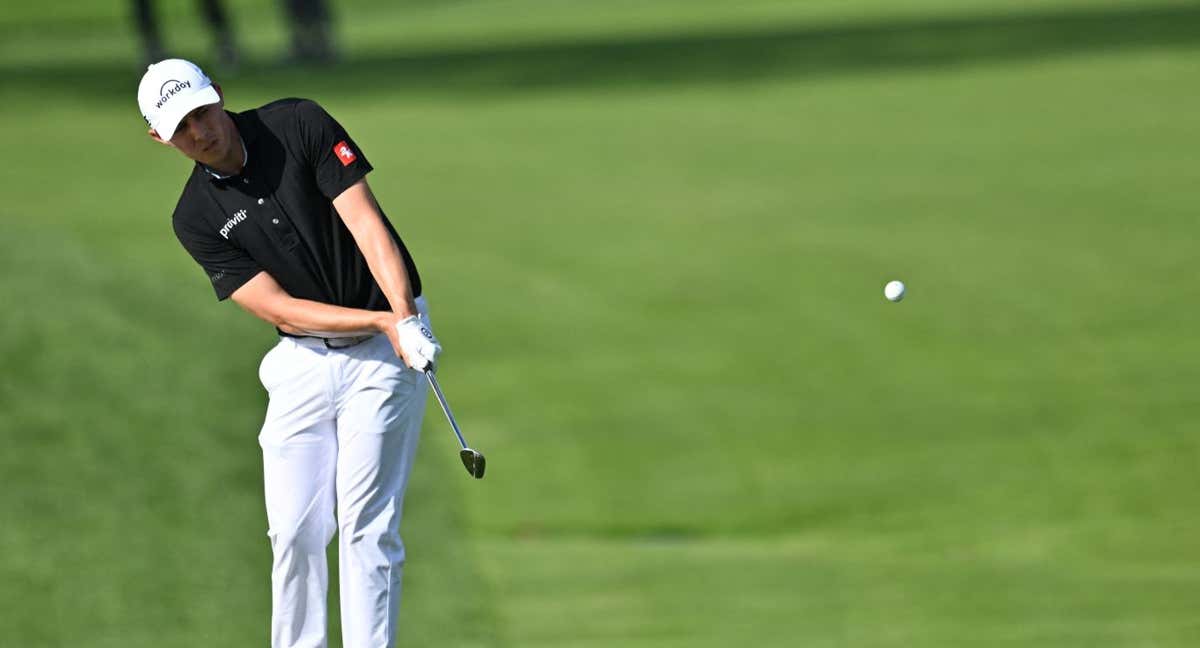 En el golf, una buena postura para golpear ayuda a evitar efectos indeseados como el slice. /REUTERS