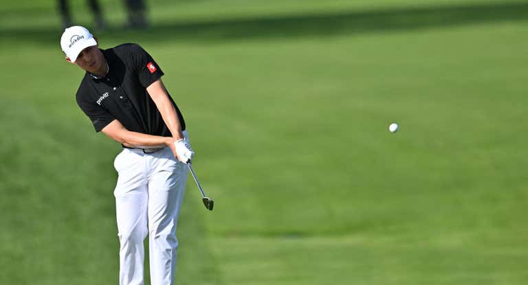 En el golf, una buena postura para golpear ayuda a evitar efectos indeseados como el slice.