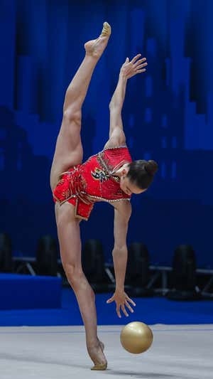 Polina Berezina durante su actuación de pelota en la Copa del Mundo de Milán.  AFP