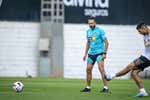 Baraja veta las salidas y el Valencia busca polivalencia
