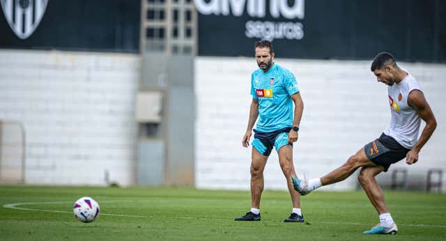 Baraja veta las salidas y el Valencia busca polivalencia