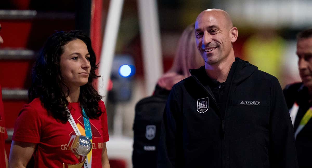 Ivana Andrés y Luis Rubiales, en el aeropuerto de Barajas. /EP