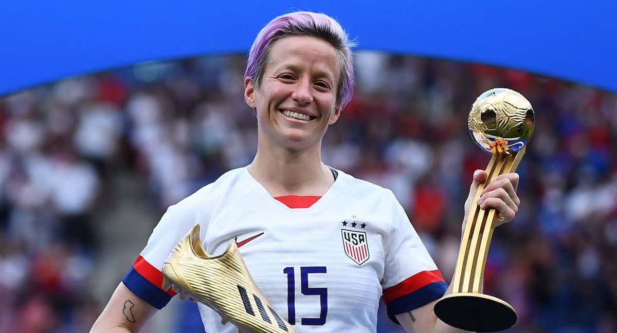 Megan Rapinoe posa con dos títulos individuales con la selección de Estados Unidos.