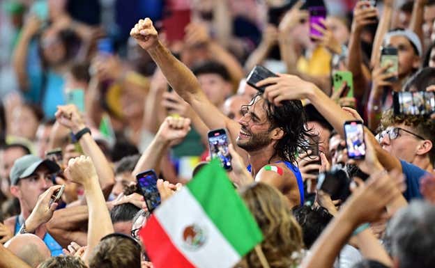 Tamberi saltó a la grada de los italianos para celebrar. REUTERS