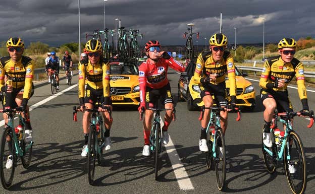 Vingegaard, a la derecha, celebra La Vuelta de 2020 como gregario de Roglic.  GETTY