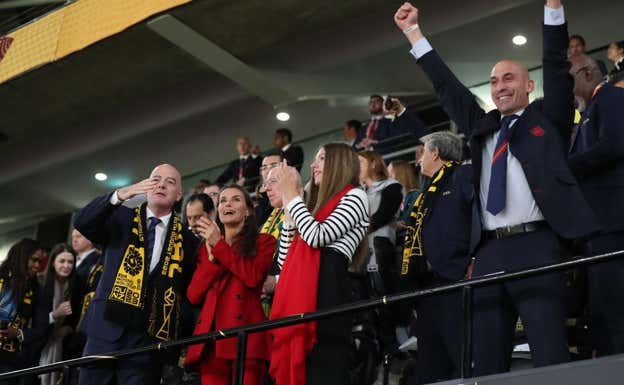 Infantino junto a la Reina Letizia, la Infanta Sofía y Luis Rubiales. EFE