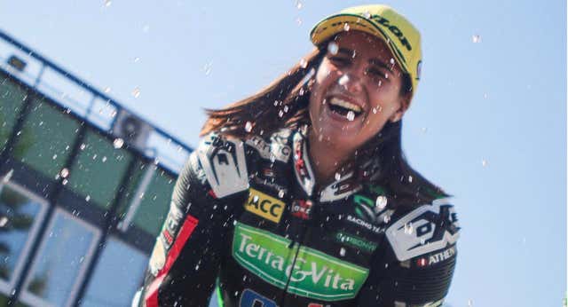 Así es Sara Sánchez, una piloto en el mundial de motos femenino que se levanta a las 7 para ir a la oficina
