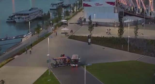 Susto en el Mundial de atletismo: accidente de las estrellas del 200 en la llegada al estadio