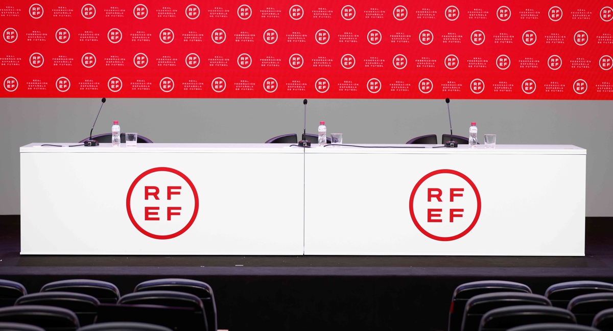 Imagen de la sala de prensa de la federación española de fútbol
