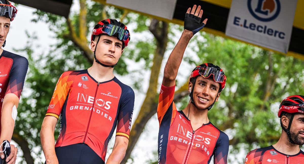 Carlos Rodríguez, con la bocamanga que le acredita como antiguo campeón de España, junto a Egan Bernal.