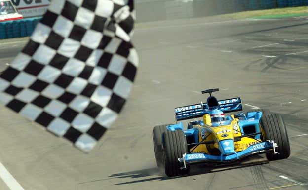 Fernando Alonso, bajo la bandera a cuadros en el GP de Hungría 2003 de F1.  EPA