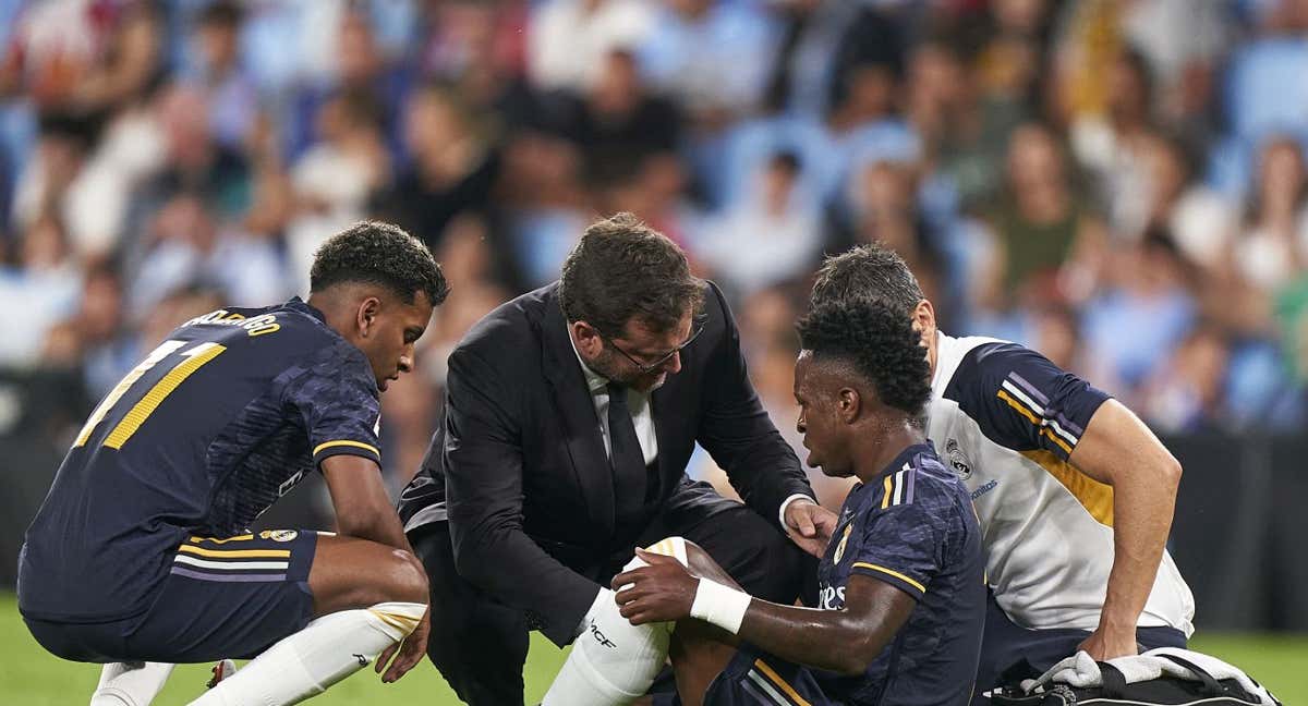 Vinicius es atendido en el césped de Balaídos. /GETTY IMAGES