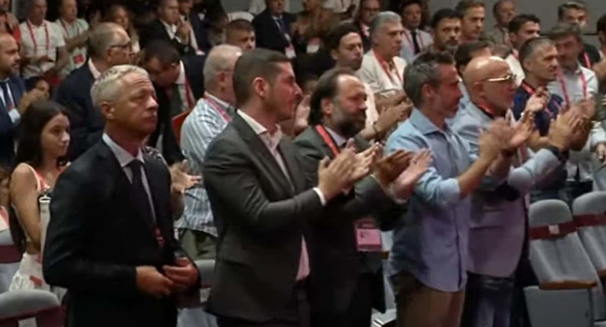 Jorge Vilda y Luis de la Fuente, a la derecha, aplaudiendo a Rubiales tras su discurso.