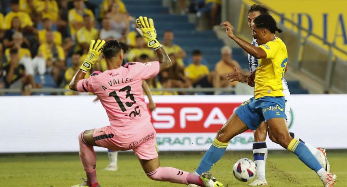 Álvaro Valles, durante el partido de Las Palmas contra la Real Sociedad./LALIGA