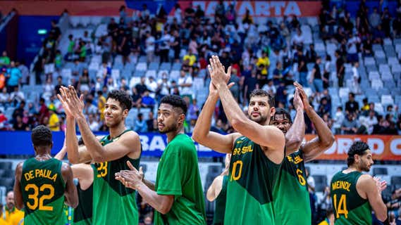 Los jugadores de Brasil aplauden tras vencer a Irán en el primer partido. /FIBA