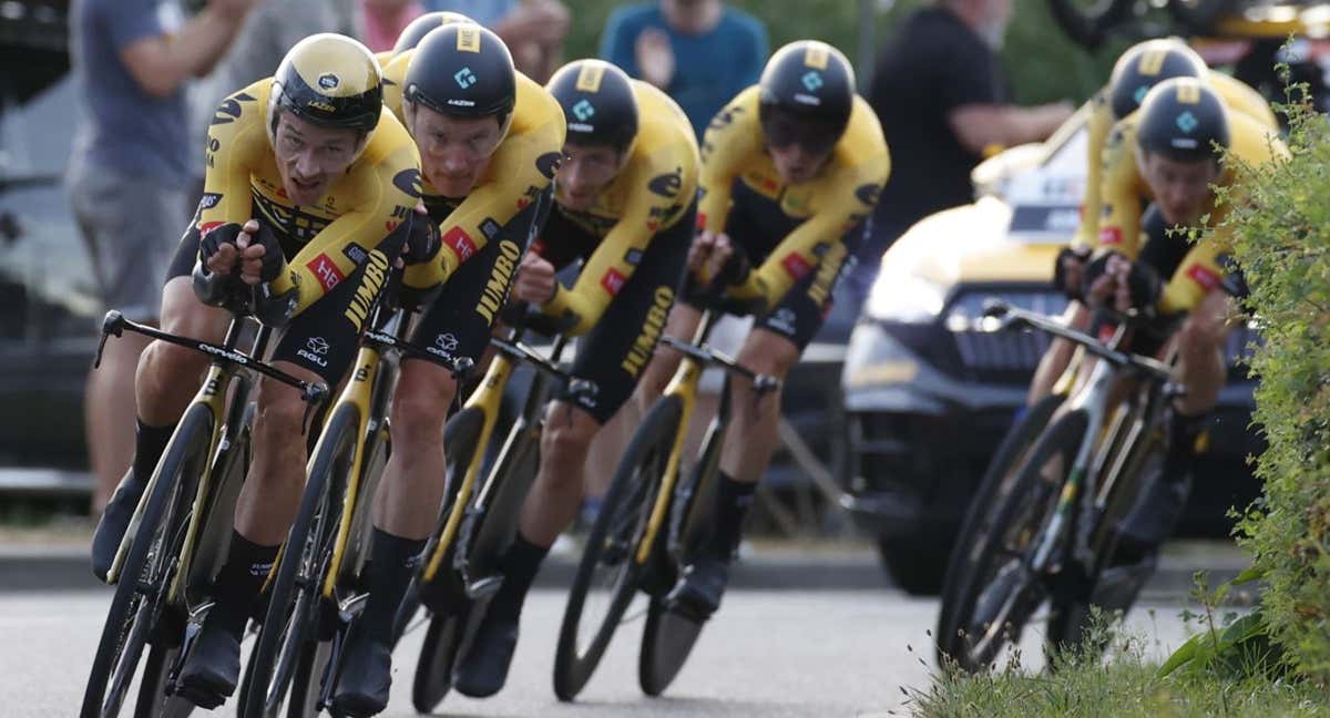 El equipo Jumbo, liderado por Roglic, en la crono por equipos que inauguró La Vuelta de 2022.