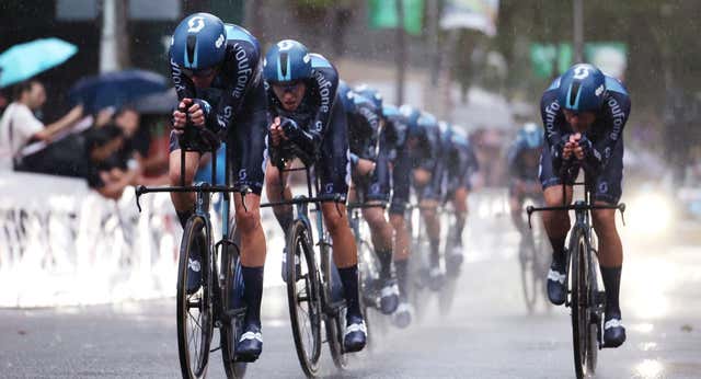 El DSM sorprende a todos en La Vuelta bajo el diluvio universal de Barcelona