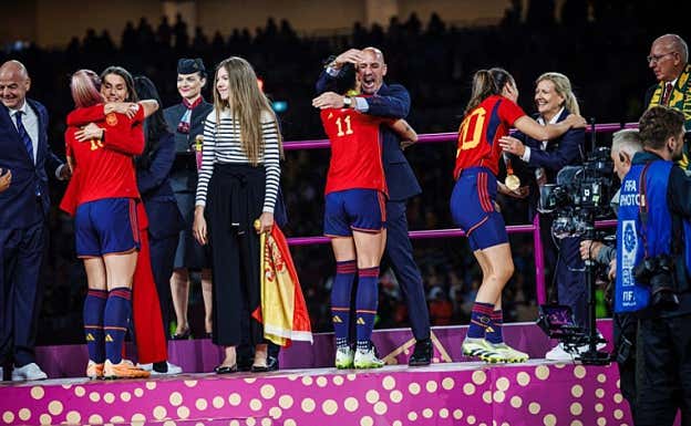 La RFEF se defiende con un análisis surrealista y tramposo de cuatro fotos entre Rubiales y Jenni Hermoso
