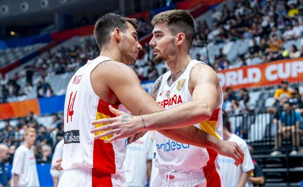 Los hermanos Hernangómez durante el choque. FEB