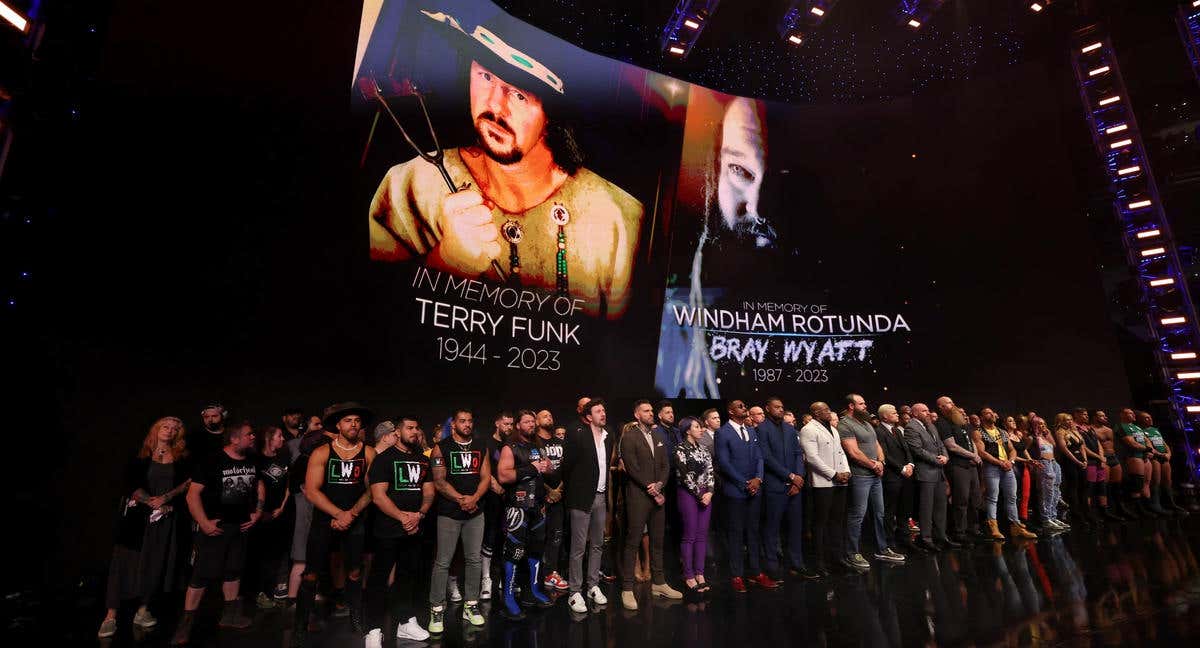 El roster de SmackDown homenajea a Terry Funk y Bray Wyatt./WWE