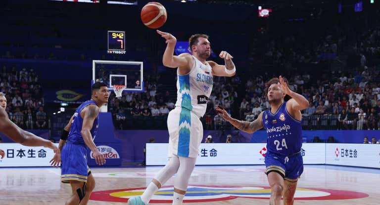 Luka Doncic da una asistencia sin mirar en el primer partido del Mundial ante Venezuela.