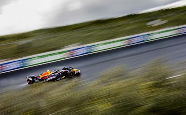 Max Verstappen, en la última curva del circuito de Zandvoort de F1, sobre mojado. EFE