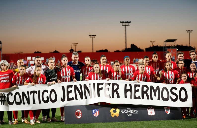 Jenni Hermoso asiste al Atleti-Milan y todos se vuelcan con ella: gritos, pancartas, una dedicatoria...