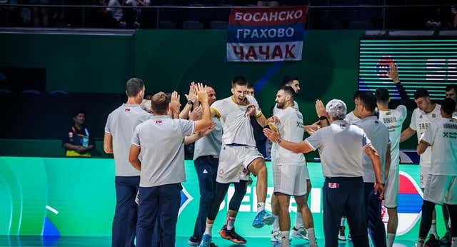 La lesión de Petrusev ensombrece la victoria de Serbia en su debut: “Se nos heló la sangre”