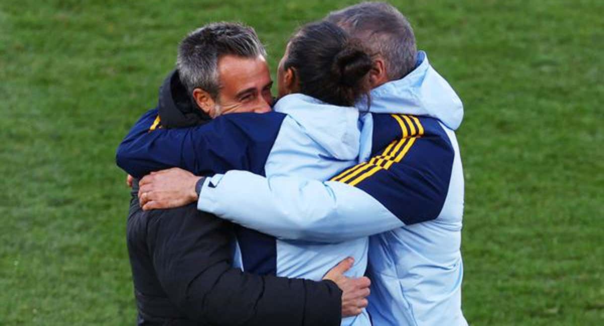 Vilda, junto a su cuerpo técnico./REUTERS