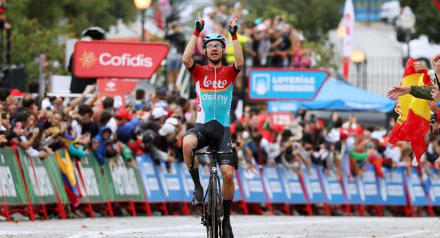 Chinchetas, lluvia, caídas, ‘Jumbadas’ y quejas: Andreas Kron reina en el caos de La Vuelta