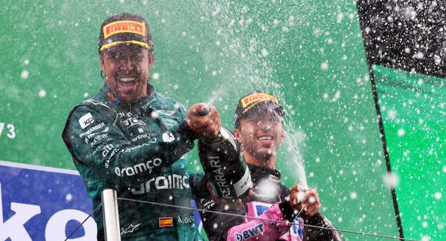 Alonso y Sainz ponen la magia y Verstappen no cede en el caos de Zandvoort